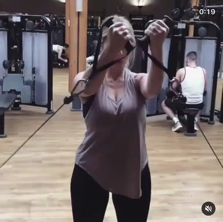 Hannah preggo boobies