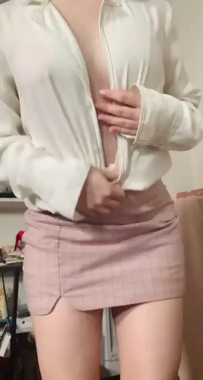 hey, heres a strip and boob bounce