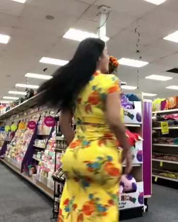 LATIN GIRL TWERKING IN SUPERMARKET ? LINK IN COMMENT FOR MORE