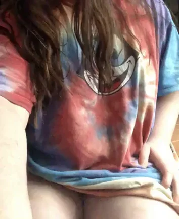 🍑 Curvy Babe Reveals Soft Tummy & Thick Thighs Under Baggy Clothes! 😍