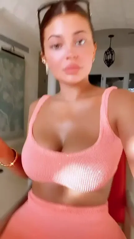 Kylie Jenner Teases Wet Pussy & Thick Ass in Pink Set 😈🍑💦