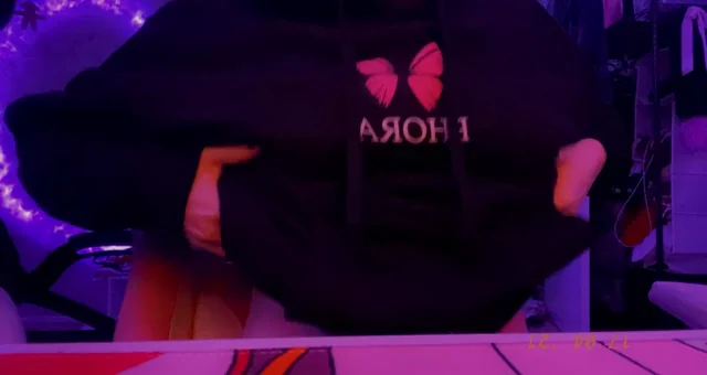 🔥 Casual Titty Drop Tease During Uno Game 😍🍒