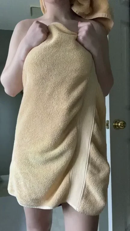 🔥 Towel Tease Drop & Tits Reveal 😈🍑