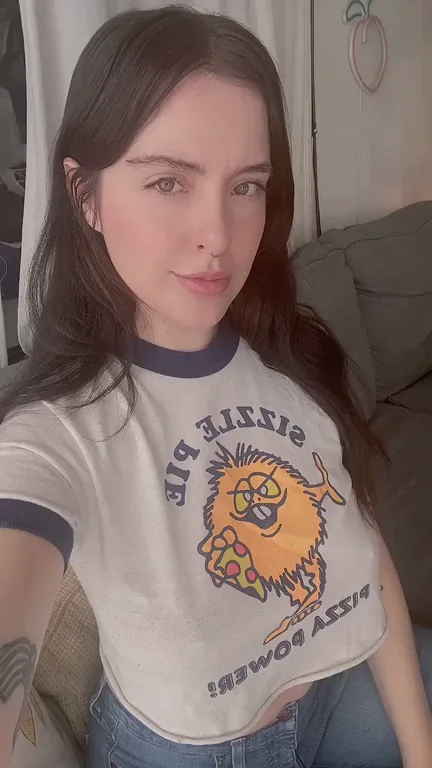 Pizza Power Slut Teases Her Juicy Curves!