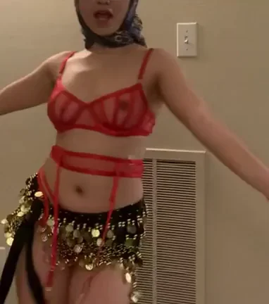 Petite belly dancer ?
