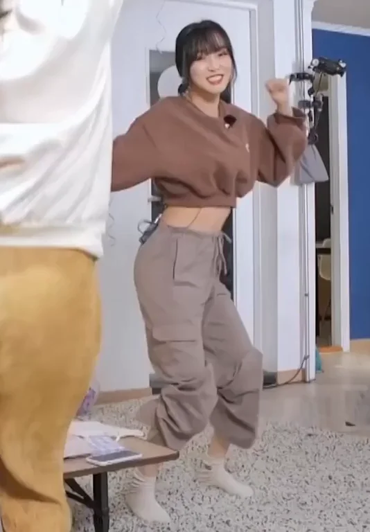 Yuju's Tight Little K-Pop Ass & Tummy Tease