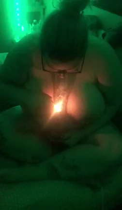 Who wants to do bong rips n get in bed???