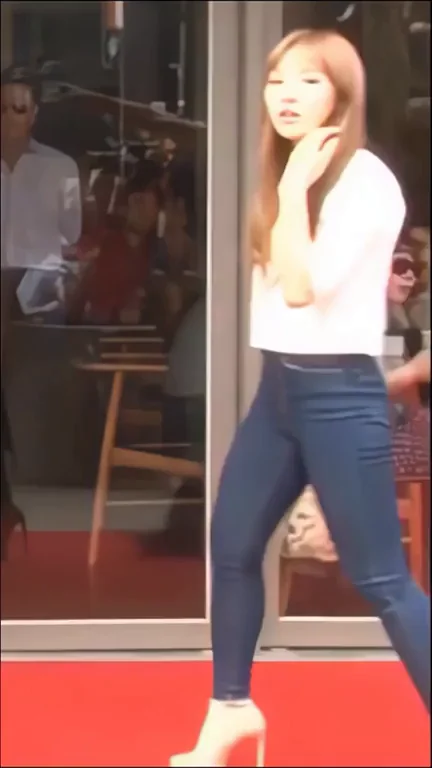 Red Velvet Wendy: Tight Jeans Ass Tease on Red Carpet