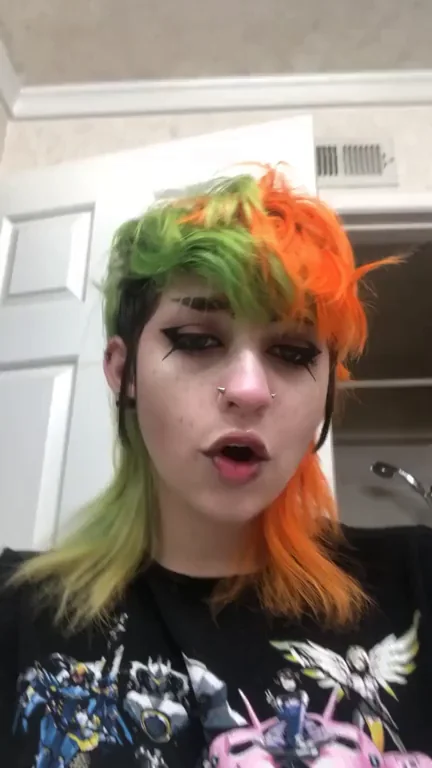 I love listening to music and showing off my tits!