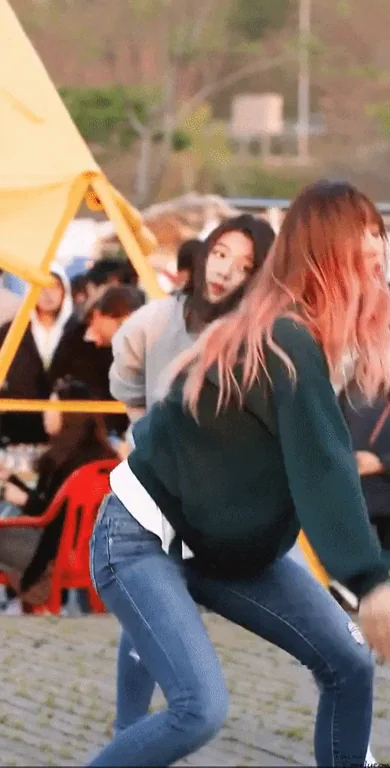 Yoohyeon Dreamcatcher Pink-Haired Peek Tease 😍🍑