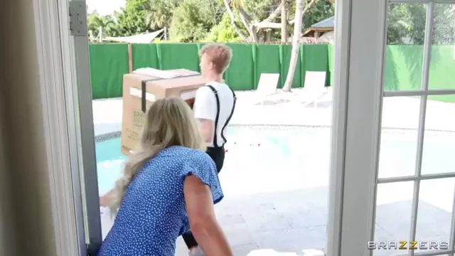 Moving Day MILF Gets Her Pussy Pounded 💦🔨