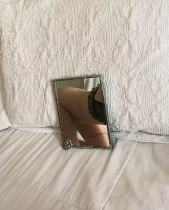 🔥 Alice's Naughty Mirror Peek: Wet Pussy Reveal 😈