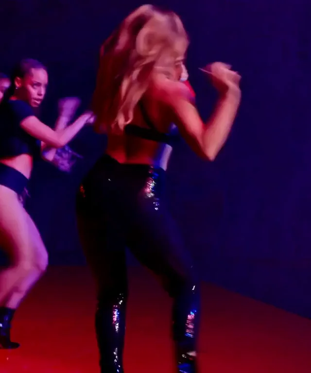 Addison Rae showing off her perfectly thicc Ass