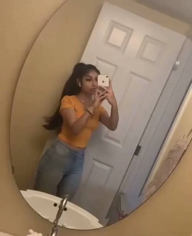 😍 Curvy Latina Babe Smirks in Mirror Selfie Tease 💋