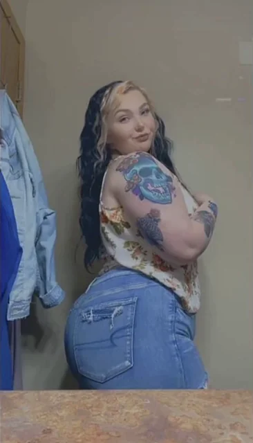 KayKayy17 twerking on snaaapchat