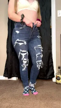 Legal Teen Slips Off Jeans to Flash Massive Booty