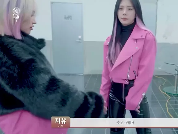 Dreamcatcher Siyeon Slaps JiU's Slutty Ass Cheeks Raw!