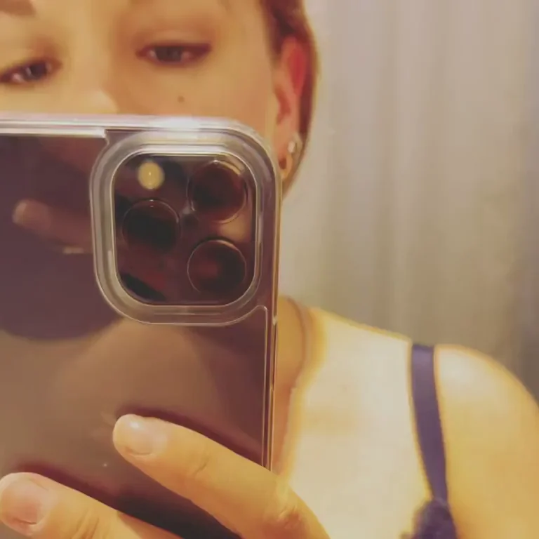 Fitting Room Slut Teases Her Thick Ass in Public Mirror Selfie