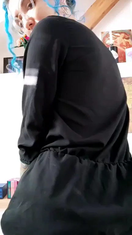 🍑 Nerdy Slut's Sauron-Shaming Thong Booty Tease 😈