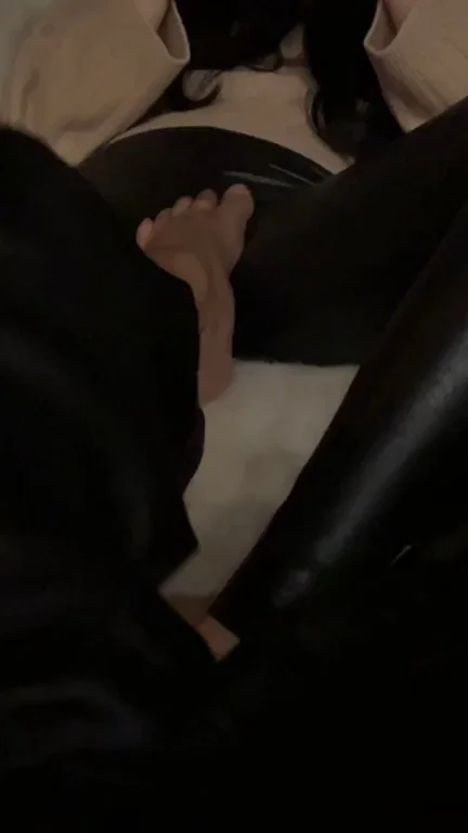 Shy Arizona Couple's Naughty Leg Tease in Tight Leggings