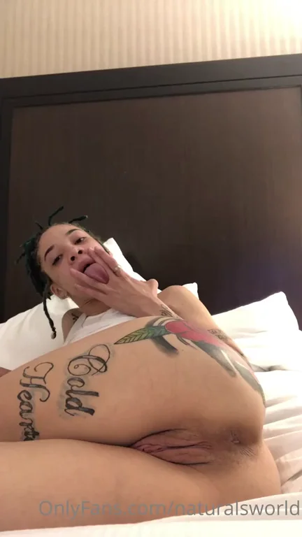 Tattooed Amateur Slut Teasing Her Juicy Curves on Hotel Bed