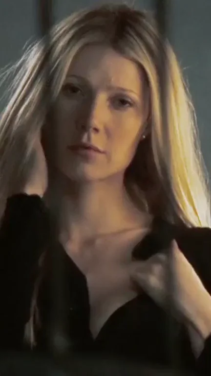 Gwyneth Paltrow showing her titty.