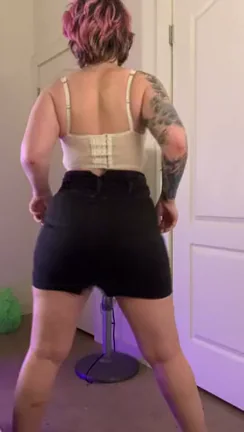 lifting up my skirt twerk ?