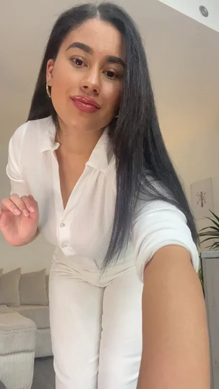 Brown Teen's Juicy Ass Tease 🍑🔥