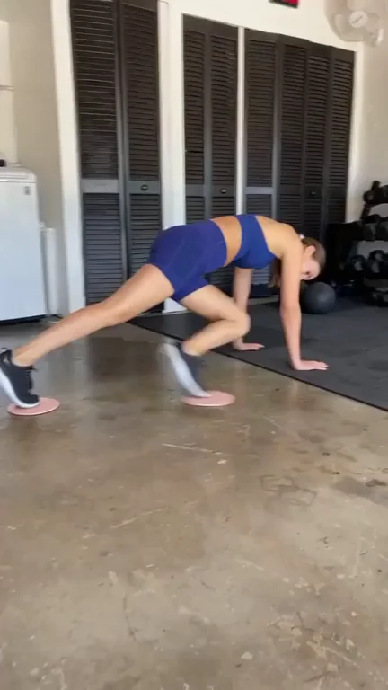 Victoria Justice's Juicy Ass in Tight Blue Leggings 🥵🍑