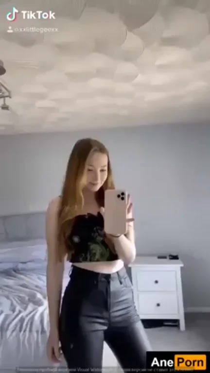 TikTok Slut's Teasing Freebie Flash ?