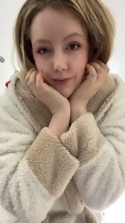 The fluffy gown hides my tiddies, right?