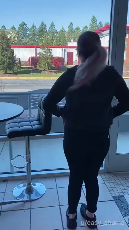 Workslut Teases Her Juicy Moonpie Ass