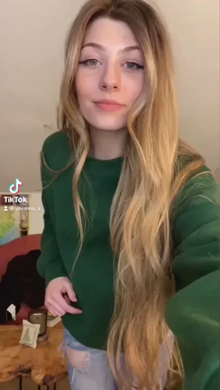 TikTok Ban-Worthy Tease: Blonde Slut Flashes Tits & Pussy 🔥🍑