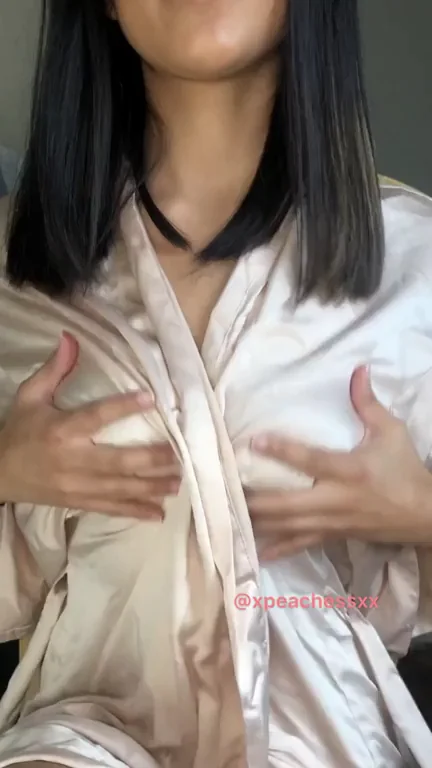 [GIF] The robe comes off my smile comes on <3