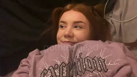 i think this gif of me fits in nicely here (oc) (???????)