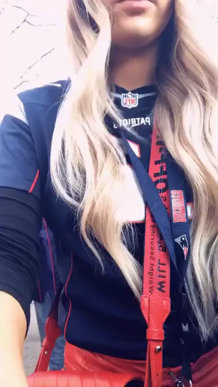 Alissa Violet has such a fat ass