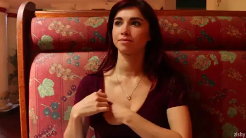 Public Tease: Busty Babe Flashes Tits in Restaurant Booth