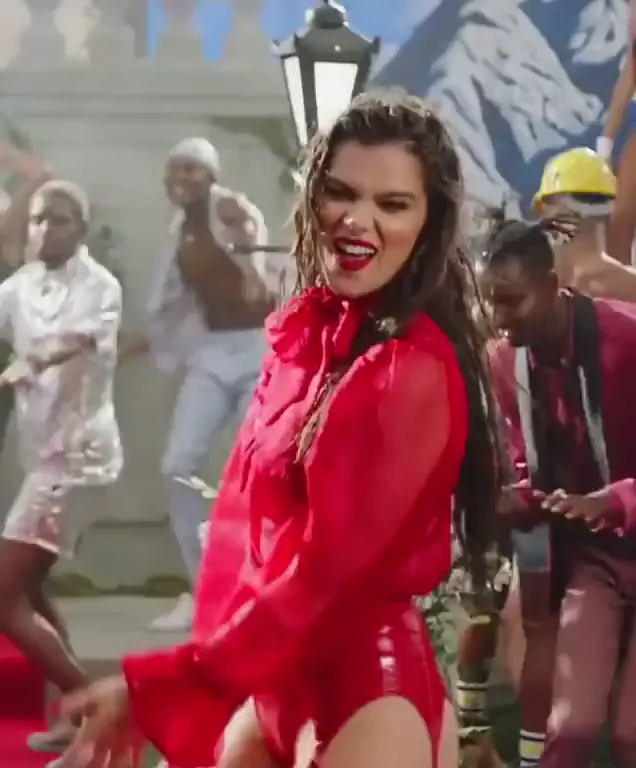 Hailee Steinfeld has a really nice ass