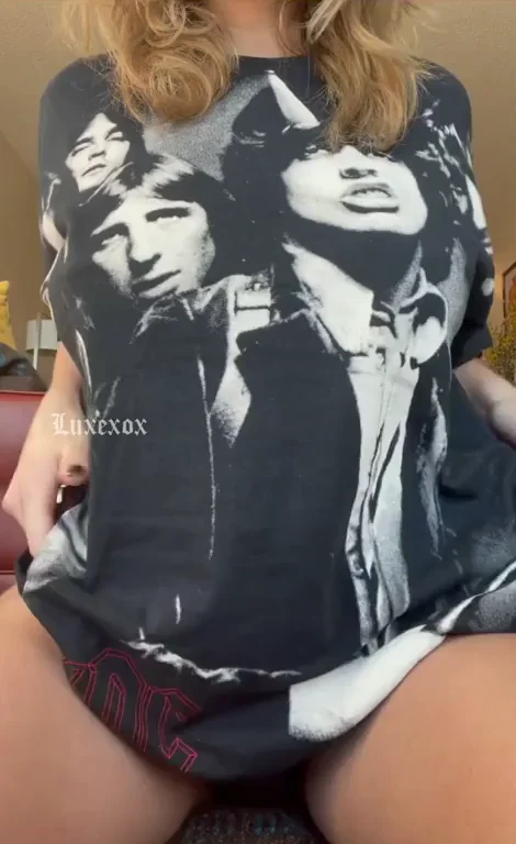 Do you like what’s under my band T? ?