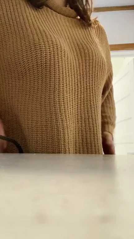 This sweater properly hides the goods ?