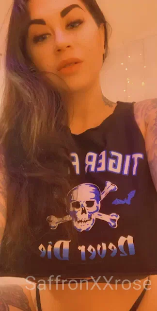 SaffronxXrose's Massive Tits Rock Out in Tight Tank Tease