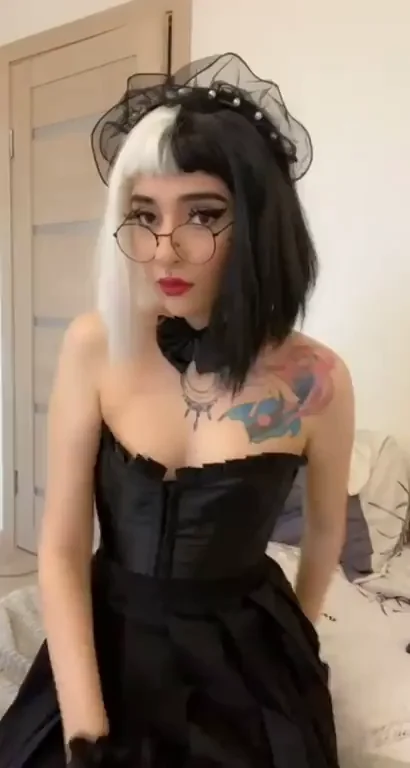 Gothic Lolita Shows Her Tits ?