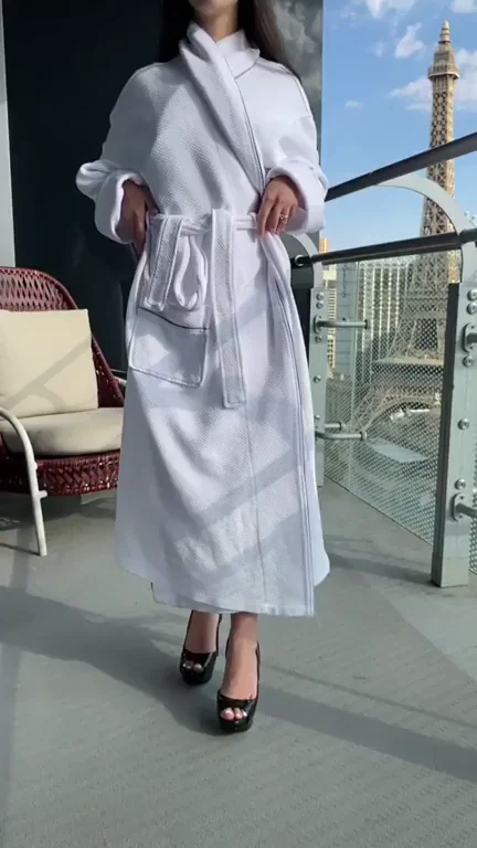 5’1 petite Asian girl having some fun above the strip ?