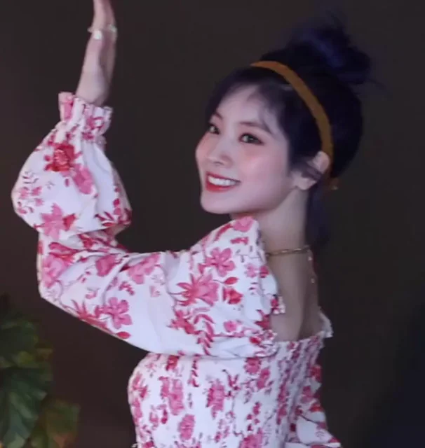 TWICE Dahyun's Juicy Cleavage Tease 😍🍈🍈