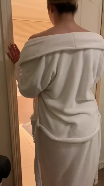 I sure need a big bath to fit my pawg ass in ? [oc]