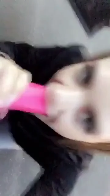 Hawt Amateur Slut Sucks Huge Pink Dildo 💦👅