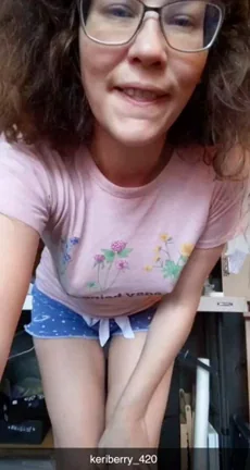 Easy Being Green: Kerberry_420's Slutty 39yo Tease Flash