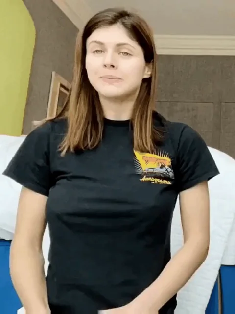 Alexandra Daddario flexing those big tits of hers for our viewing pleasure. Must’ve been cold in that room.