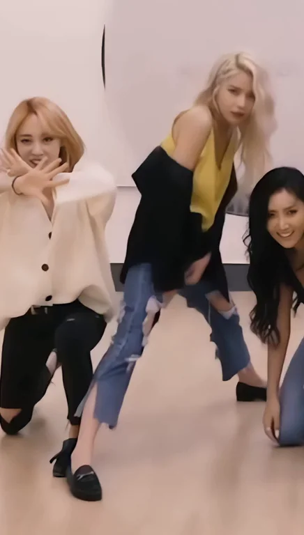 🔥 MAMAMOO Solar & Babes Tease in Tight Outfits 💦 Kpop Fap Fuel