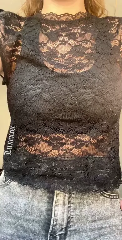 This shirt & sports bra does a good job at hiding them ?